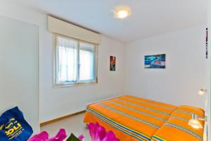 ビビオーネにあるApartments in Bibione 25584のベッドルーム(ベッド1台、窓付)