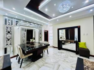 a dining room with a table and a piano at EXECUTIVE SUITE Piscina & Parking Privado in Machala