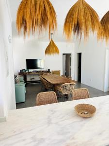 ein Esszimmer mit Tisch und Stühlen in der Unterkunft Maison Comporta in Comporta