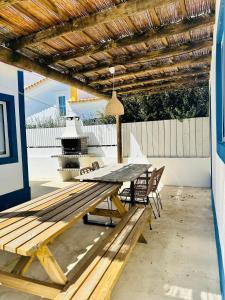 ein Picknicktisch und Stühle auf einer Terrasse in der Unterkunft Maison Comporta in Comporta