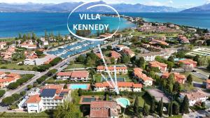 an aerial view of a city with the words villa karma at Apartment Villa Kennedy - Bob in Sirmione