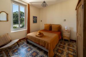 a bedroom with a bed and a window at Maison Pamplemousse in Arles +46 photos