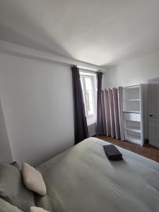 a bedroom with a large bed and a window at Cocon urbain avec jardin - appartement proche hôpital in Angers