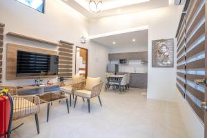 a living room with a table and chairs and a kitchen at La Patria Chica in Sampong