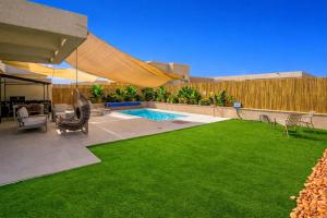a backyard with a swimming pool and green grass at וילת האושר אילת in Eilat