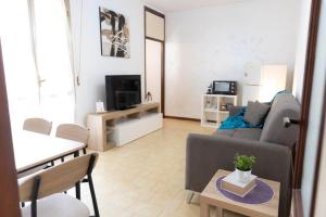 a living room with a couch and a table at a 600 m dal mare B&B MARGHERITA Silvi Marina in Silvi Marina