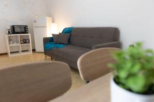 a living room with a couch and a table at a 600 m dal mare B&B MARGHERITA Silvi Marina in Silvi Marina