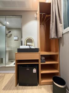 a bathroom with a sink and a mirror in a room at Sonoće Hostel Seoul - Private Bathroom & Premium in Seoul +135 photos