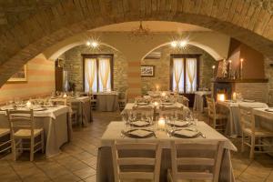 A restaurant or other place to eat at Il Melograno Agriturismo & SPA