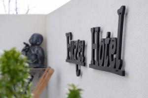 a wall with three metalletters that spell out the word hate at Fuzei Hôtel Lorient-Lanester in Lanester