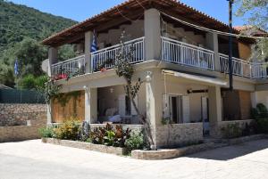 a house with a balcony on top of it at Villa Miranda in Keri