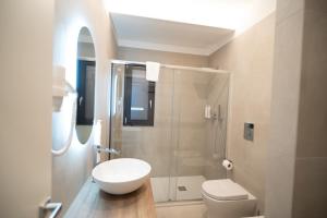 ein Badezimmer mit Dusche, Toilette und Waschbecken in der Unterkunft Plana Hotel in Caserta + 193 Fotos
