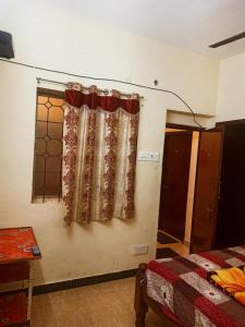 a bedroom with a curtain on the wall at skyparking Golden cottage in Salem
