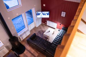 an overhead view of a living room with a couch and two windows at Hovfjällstoppens Stugby in Överbyn