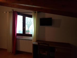 TV a/nebo společenská místnost v ubytování Agriturismo L'Ulivo