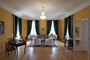 a living room with a couch and a table at Schlosshotel Mailberg in Mailberg