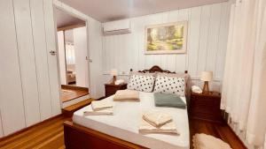 a bedroom with a large bed and a window at Casa Próximo ao Centro e Hospital in Blumenau