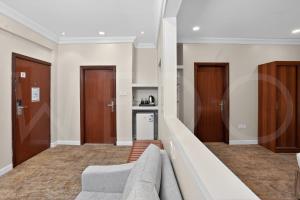 a living room with two doors and a couch at فندق دارك بارك حي الشاطئ Darak Park Hotel Jeddah in Jeddah
