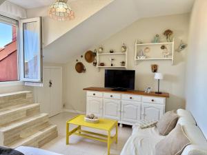 a living room with a couch and a tv at Apartamento Somo 30608 in Somo