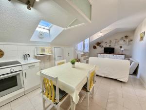 a kitchen and dining room with a table and chairs at Apartamento Somo 30608 in Somo