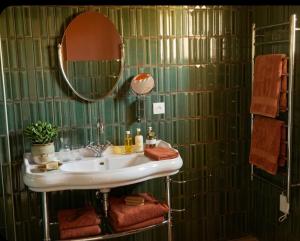a bathroom with a sink and a mirror at Chambre d'hôte Maison Magda in Beaucaire