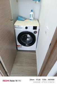 a washer and dryer in a small room at La ERA in Aldeadávila de la Ribera