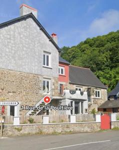 a stone building with a sign in front of it at Studio Augustine, studio pour une pause en Baie du Mont Saint Michel in Roz-sur-Couesnon