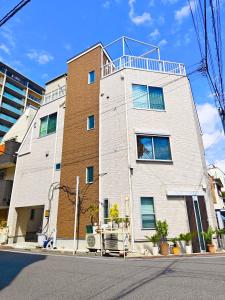 a tall building with a balcony on top of it at Ueno 10minutes, Tokyo University 10minutes, three BR, three toilets, Max 10 people Free parking in Tokyo