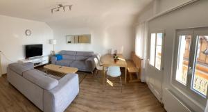 a living room with a couch and a table at Apartment mit Balkon in Brienz