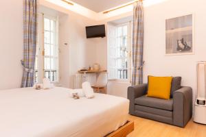 a bedroom with a bed and a chair at Casa Celsa-Barbantes in Santiago de Compostela