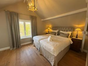 a bedroom with two beds and a window at Residentie Eys Anno 1929 in Eys