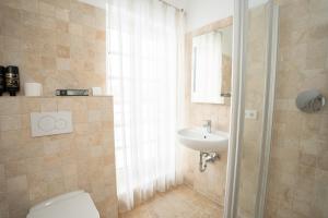 a bathroom with a toilet and a sink at Ferienwohnung Elster in Stade