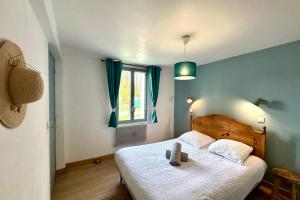 a bedroom with a bed with a wooden headboard and a window at Escapade détenteSt-Valery & Le Crotoy à 15 min in Noyelles-sur-Mer +22 photos