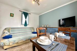 a living room with a table and a couch at Escapade détenteSt-Valery & Le Crotoy à 15 min in Noyelles-sur-Mer