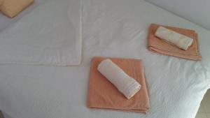 a white bed with two towels and a napkin at Studio in Pag/Insel Pag 15956 in Stari Okić
