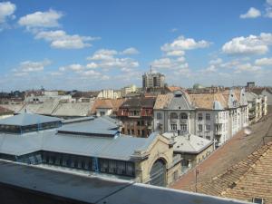 vistas a la ciudad desde el techo de un edificio en Artist Guest House, en Budapest