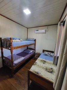 a room with two bunk beds and a table at Casa Rincón Del Viajero in Eldorado +1 photo