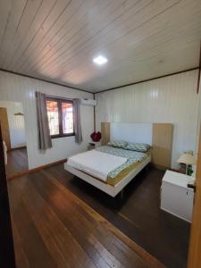 a bedroom with a bed and a window in a room at Casa Rincón Del Viajero in Eldorado