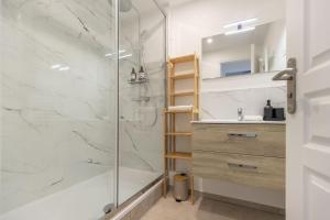 a bathroom with a shower and a sink at Le Grenier cocoon in Romorantin