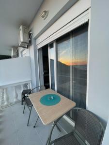 a table and chairs in a room with a window at Thalassa apartments in Marathias