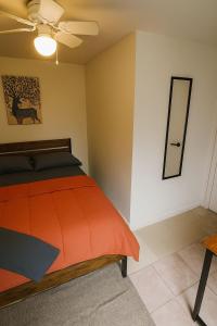 ein Schlafzimmer mit einem Bett und einem Spiegel an der Wand in der Unterkunft Cabana in Miami