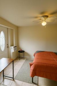 ein Schlafzimmer mit Bett und Deckenventilator in der Unterkunft Cabana in Miami
