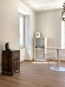 a dining room with a table and chairs and a dresser at Casa Dante in Gradisca dʼIsonzo