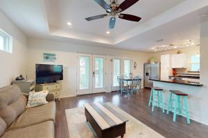a living room with a couch and a table at South Pearl Sailfish in Rockport