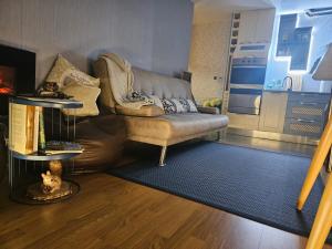 ein Wohnzimmer mit Sofa und Kamin in der Unterkunft Miño Beach in Miño