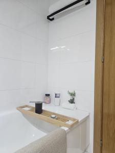 ein weißes Zimmer mit einem Tisch und einem Stuhl in der Unterkunft Miño Beach in Miño + 38 Fotos