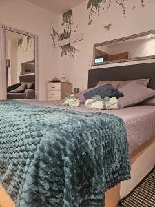 ein Schlafzimmer mit einem großen Bett und einem großen Spiegel in der Unterkunft Miño Beach in Miño