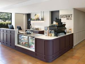 a fast food restaurant with a checkout counter at Mercure Sydney Blacktown in Blacktown