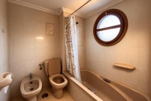 a bathroom with a toilet and a tub and a sink at Apartamento en Xeraco in Xeraco +2 photos