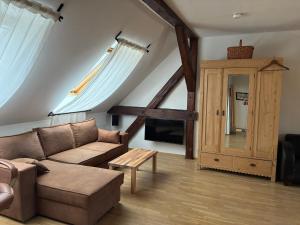 a living room with a couch and a table at Beim Schlangenkönig in Straupitz